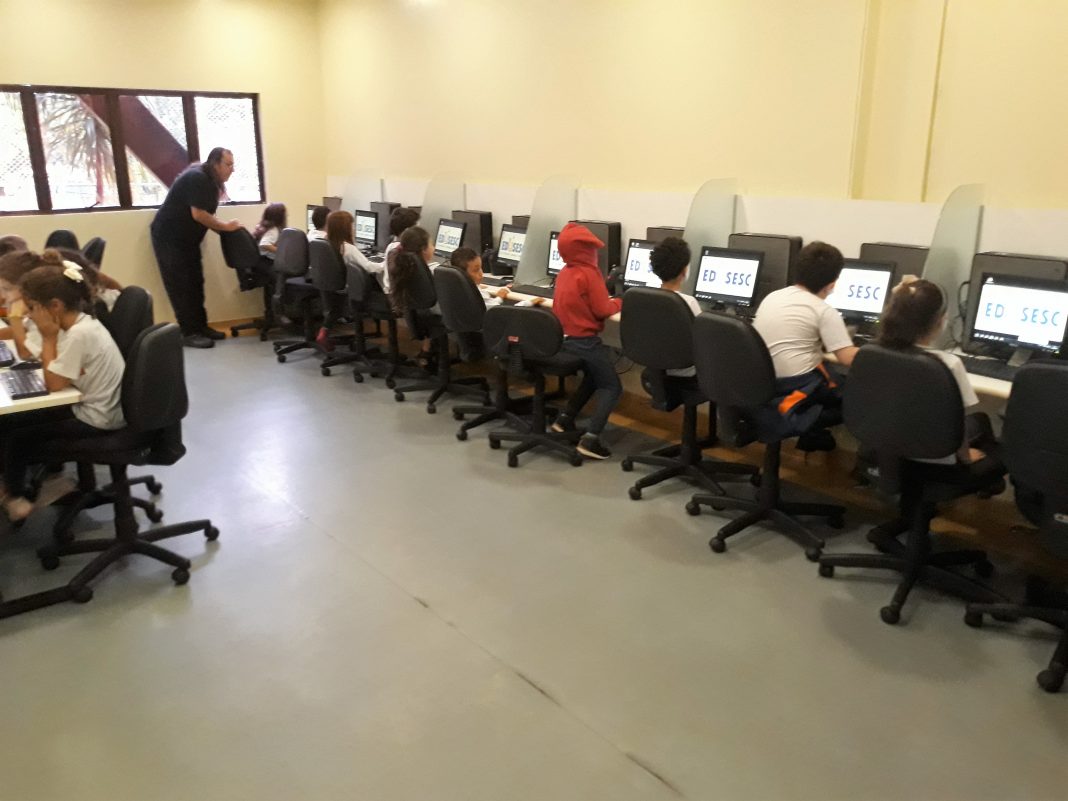 Curso oferece aulas gratuitas de Informática a idosos Curso oferece aulas gratuitas de Informática a idosos