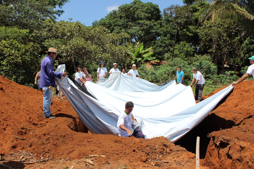 Produtores do projeto Mãos Produtivas aprendem a captar e armazenar água de chuva
