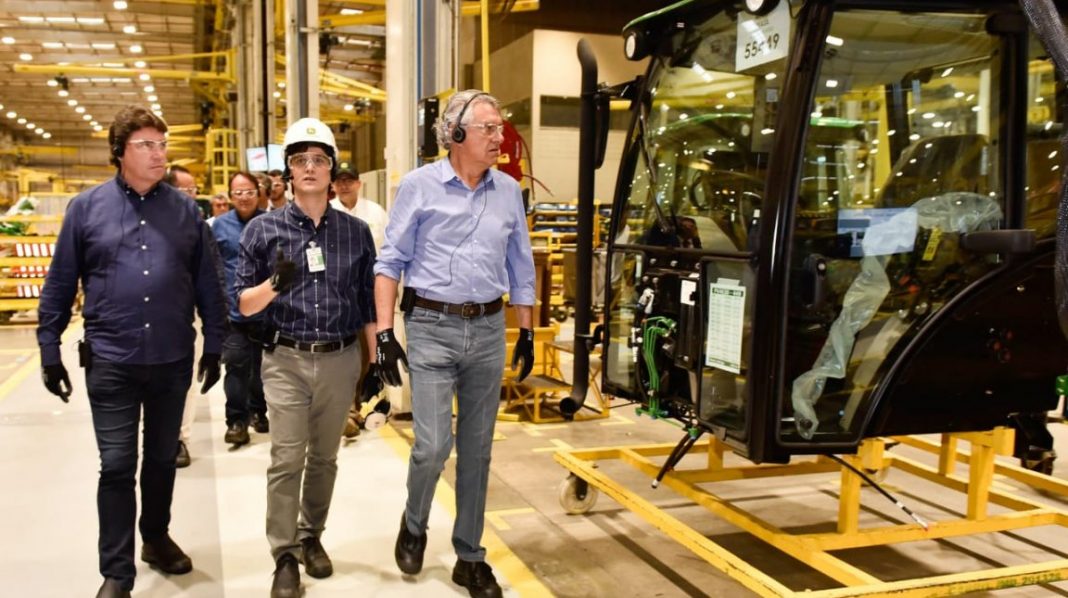 Avança diálogo para ampliar investimentos da Mitsubishi e John Deere em Goiás