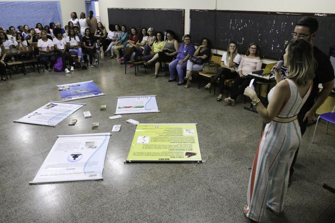 Escola pública no DF atua para prevenir depressão e automutilação