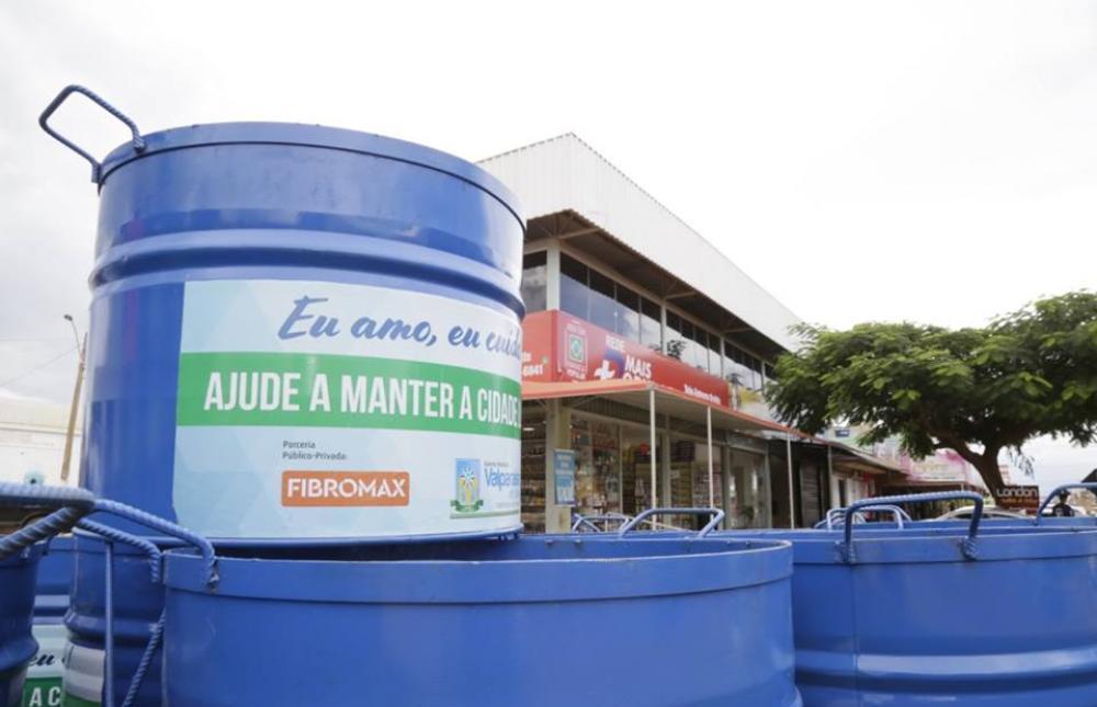 Governo municipal entrega lixeiras na avenida comercial doValparaízo II