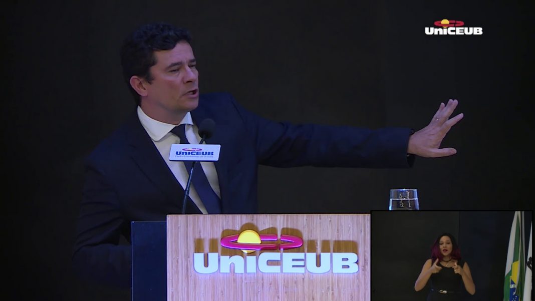 Moro promete medidas para evitar outros massacres e defende pacote anticrime