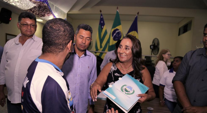 Prefeitura de Novo Gama entrega mais de 220 certidões de regularização fundiária