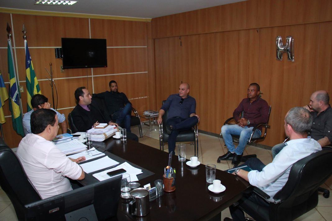 Prefeito de Águas Lindas se reúne com representantes da Artec para tratar sobre novos equipamentos do sistema de esgoto da cidade Prefeito de Águas Lindas se reúne com representantes da Artec para tratar sobre novos equipamentos do sistema de esgoto da cidade