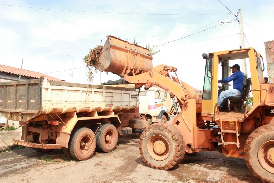 Equipes da Secretaria de Obras participou de ações contra a dengue na Campanha Manejo Ambiental em Águas Lindas Equipes da Secretaria de Obras participou de ações contra a dengue na Campanha Manejo Ambiental em Águas Lindas