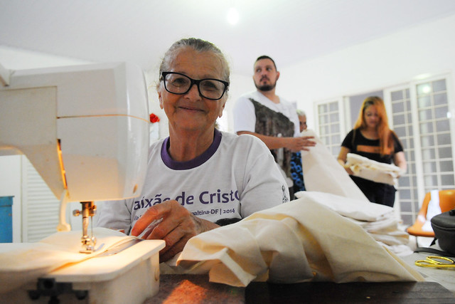 Voluntários intensificam confecção de figurinos para Via Sacra no Morro da Capelinha Voluntários intensificam confecção de figurinos para Via Sacra no Morro da Capelinha