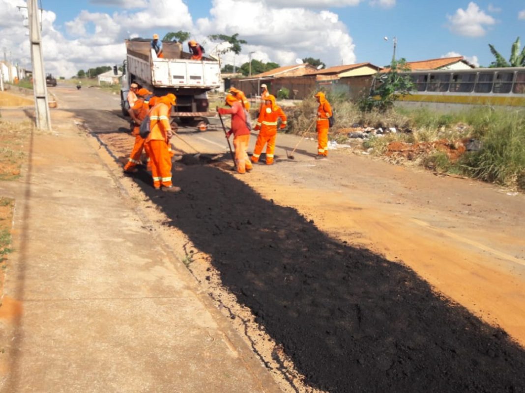 Mãos à obra: Setor Mansões Camargo recebe recuperação asfáltica