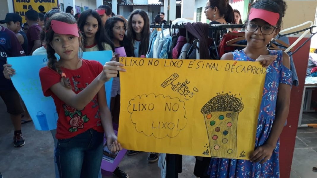 E.M. Juliana Eloy realiza passeata com alunos no projeto ” LIXO: descarte e coleta”