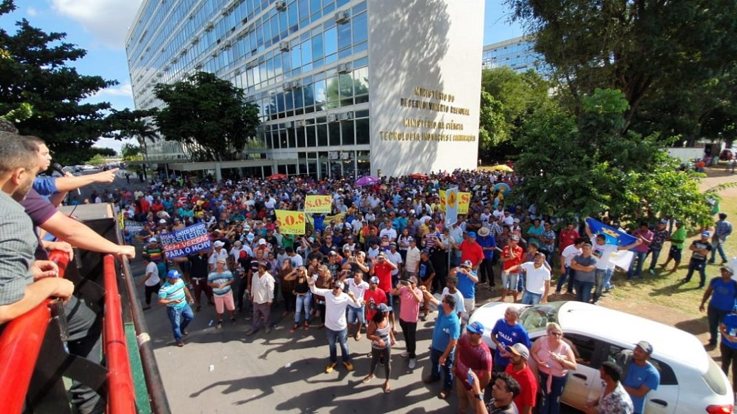 Moradores do Entorno se reuniram na Esplanada dos Ministérios para protestar contra o corte no programa Minha Casa, Minha Vida