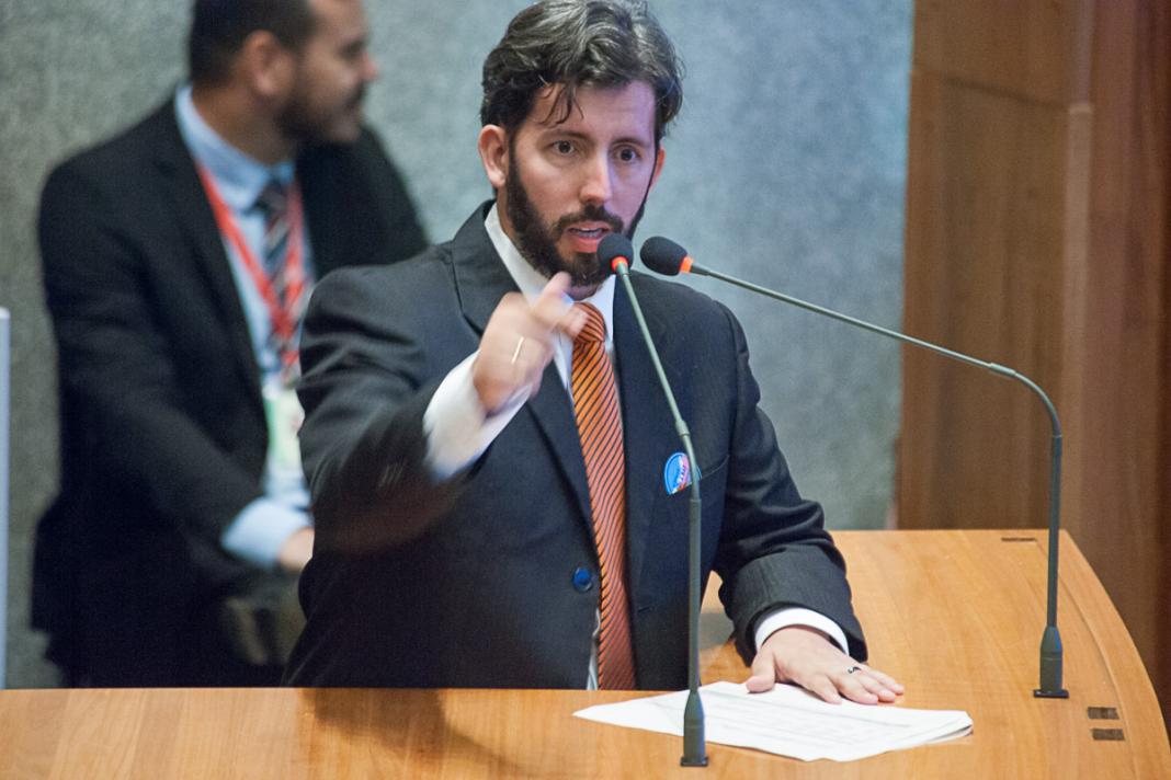 Distritais aplaudem ato contra cortes na educação