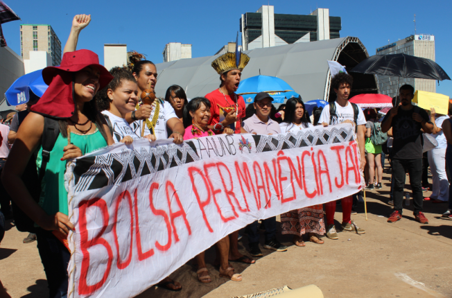 Mais de 15 mil manifestam-se contra cortes de verbas para educação no DF
