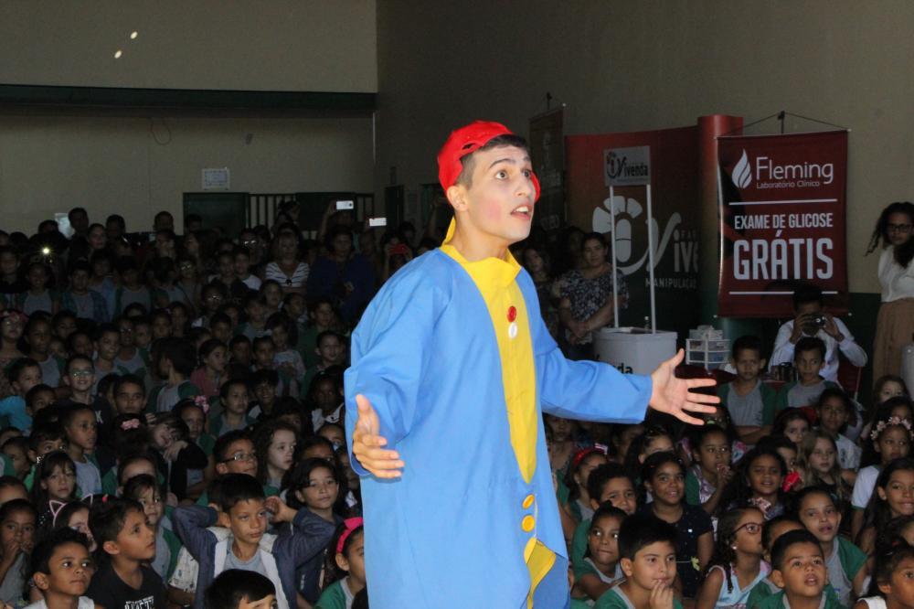 Escola municipal Salerno recebe peça de teatro do menino maluquinho