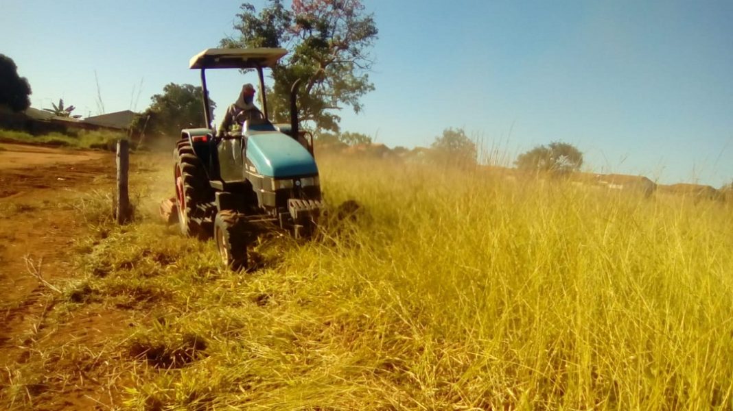 Roçagem mecânica é realizada no Setor 12, Jardim Laranjeiras e Jardim das Oliveiras