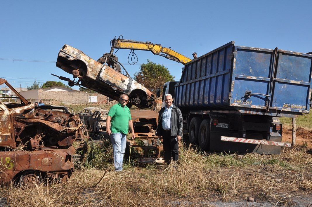 Prefeitura de Águas Lindas encaminha veículos sem identificação para reciclagem