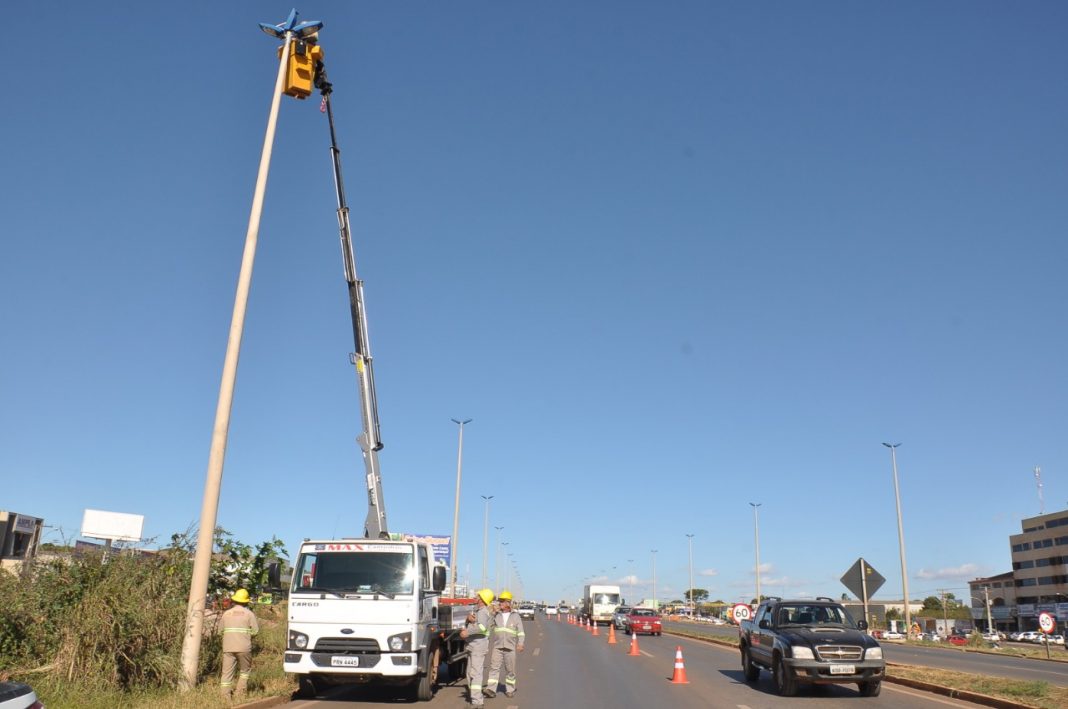 Prefeitura de Águas Lindas de Goiás realiza manutenção em todos os postes da BR – 070