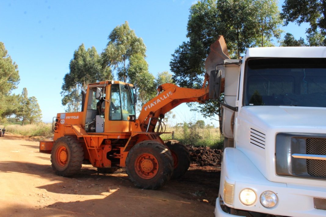 Administração disponibiliza maquinário para recuperação da estrada rural na Ponte Alta Norte
