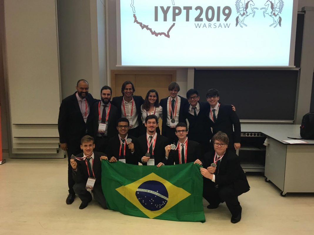 Na Polônia, estudantes brasileiros conquistam medalha de prata no Torneio Internacional de Jovens Físicos, a “Copa do Mundo da Física”