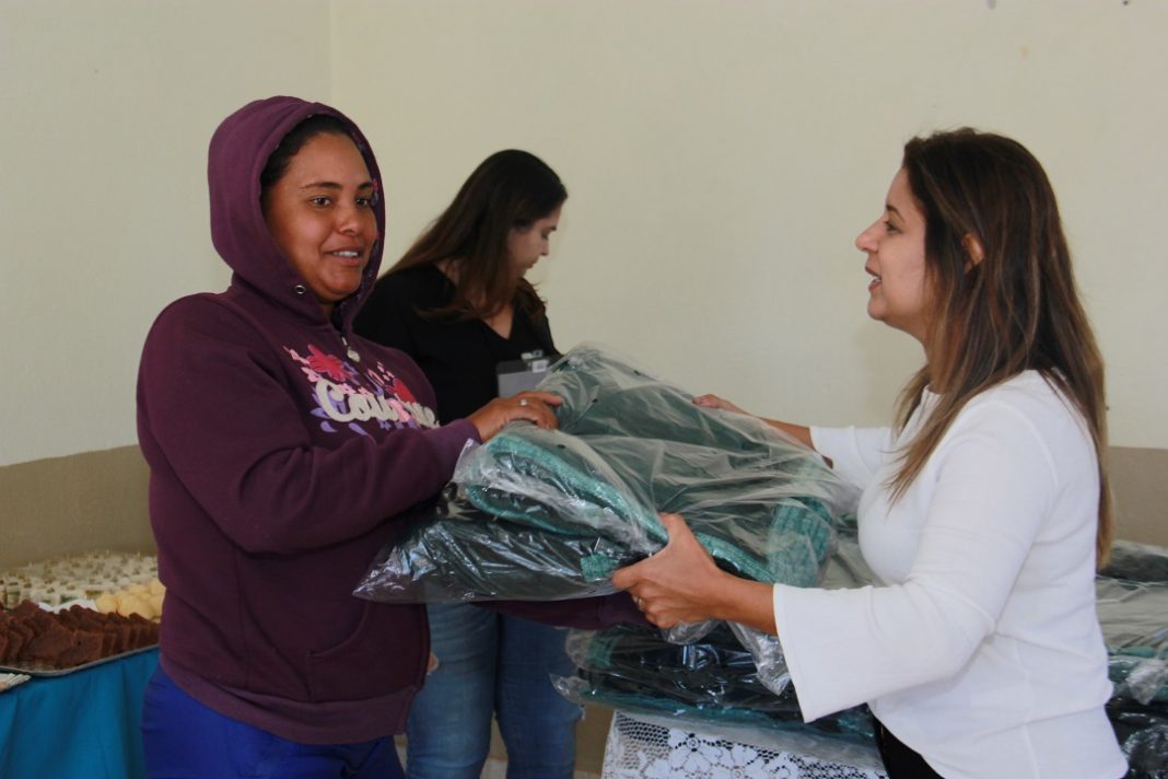Gestão Hildo do Candango entrega cobertores para catadores de materiais recicláveis