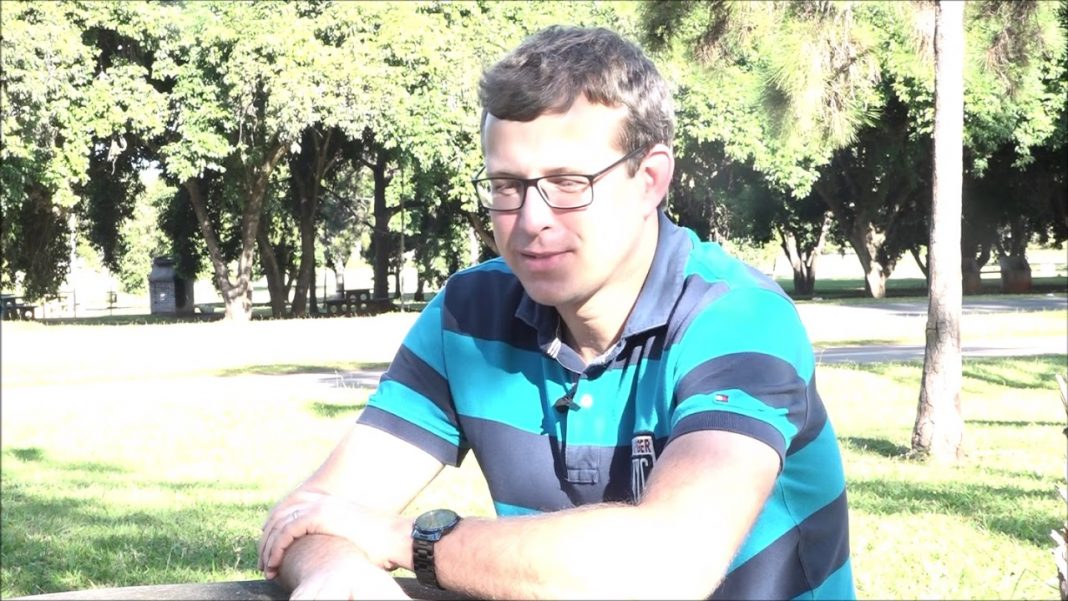 Olha estrangeiro: eles vieram de países desenvolvidos para Brasília