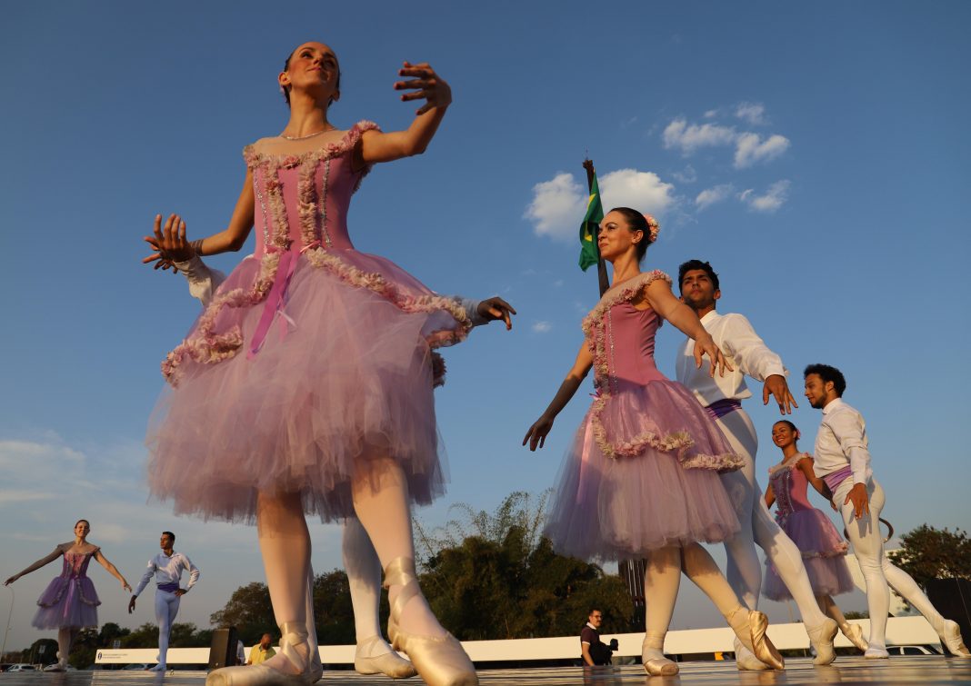 Público se encanta com balé na Praça dos Três Poderes
