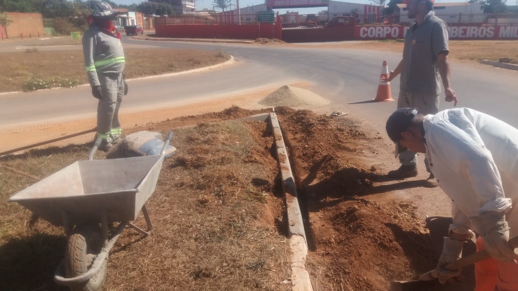 Mansões Village recebe assentamento de meios-fios