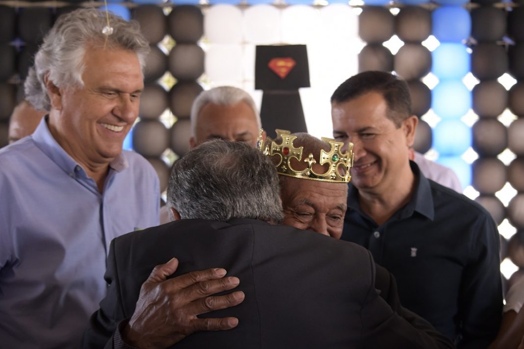 Prefeito Hildo e Governador Caiado fazem coroação do Mister 3ª idade