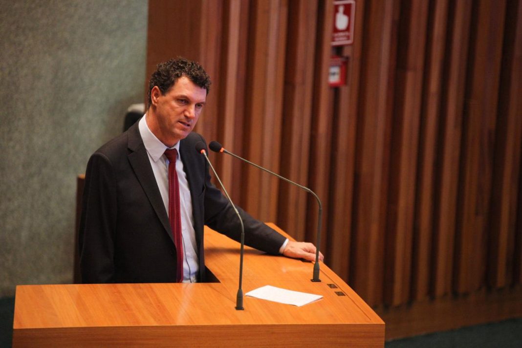 Agora é Lei, projeto de autoria do deputado Iolando que exige a apresentação da carteira de vacinação no ato da matrícula nas escolas da rede pública e privada em todo o DF