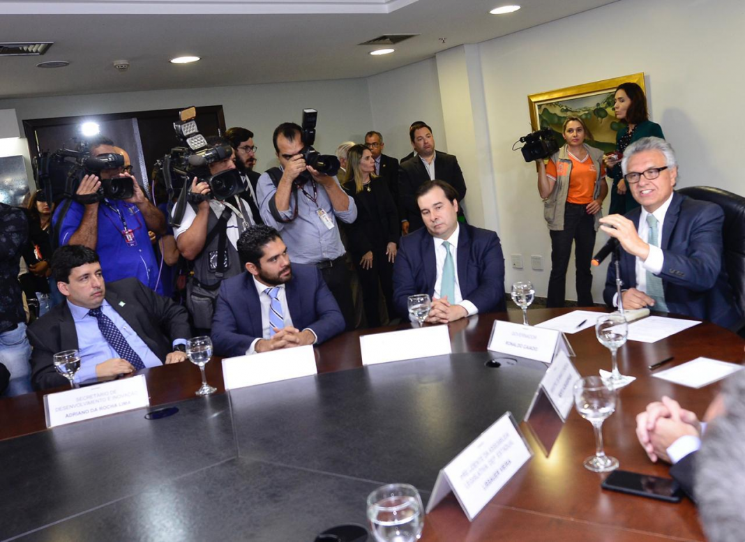 Governador assina acordo com Enel para acabar com crise energética em Goiás