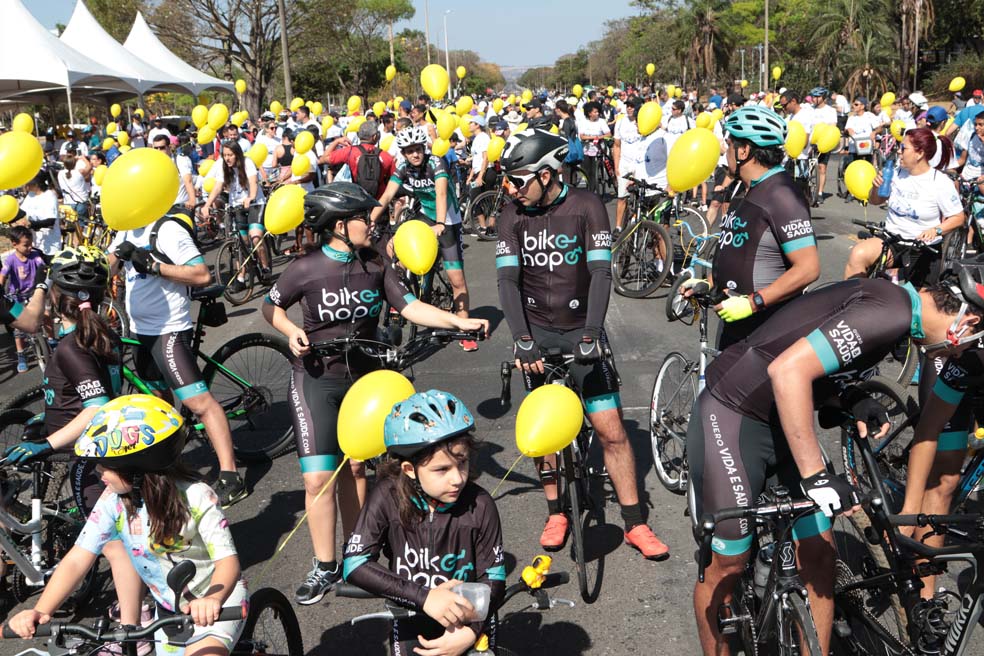 Passeio ciclístico reúne cerca de mil pessoas em Brasília