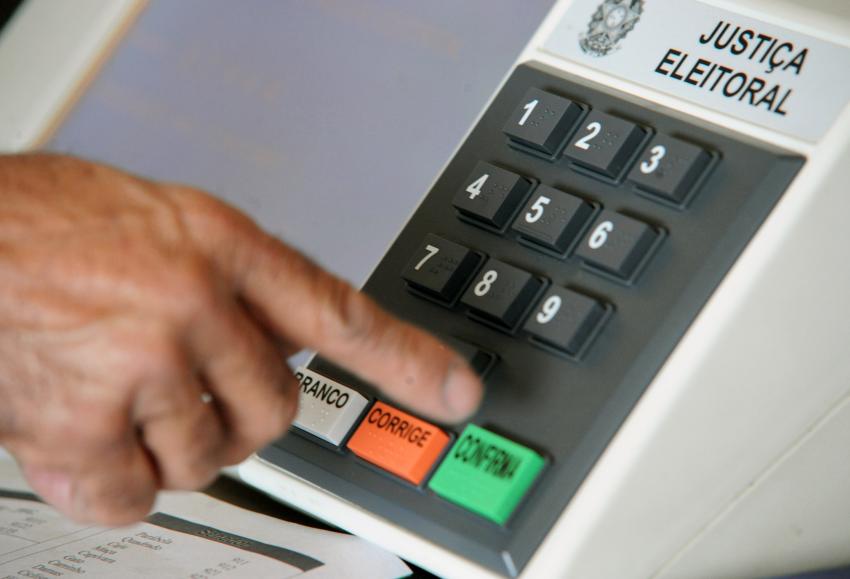 Dia da Democracia: “O povo precisa participar e ser tolerante”, diz cientista político