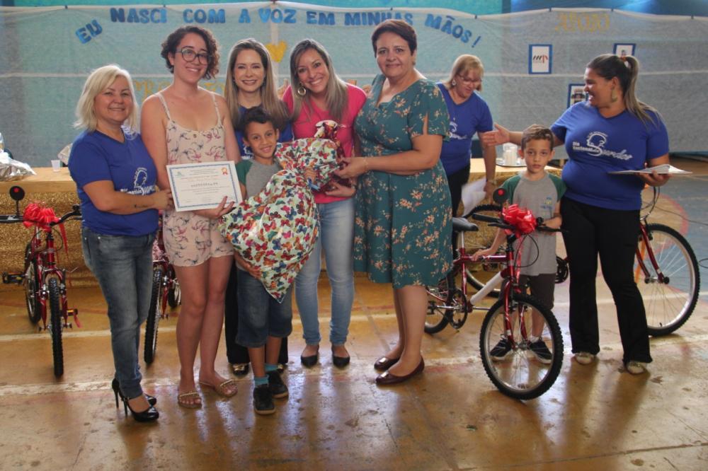 Projeto digitando em Libras promove inclusão no CAIC de Valparaíso