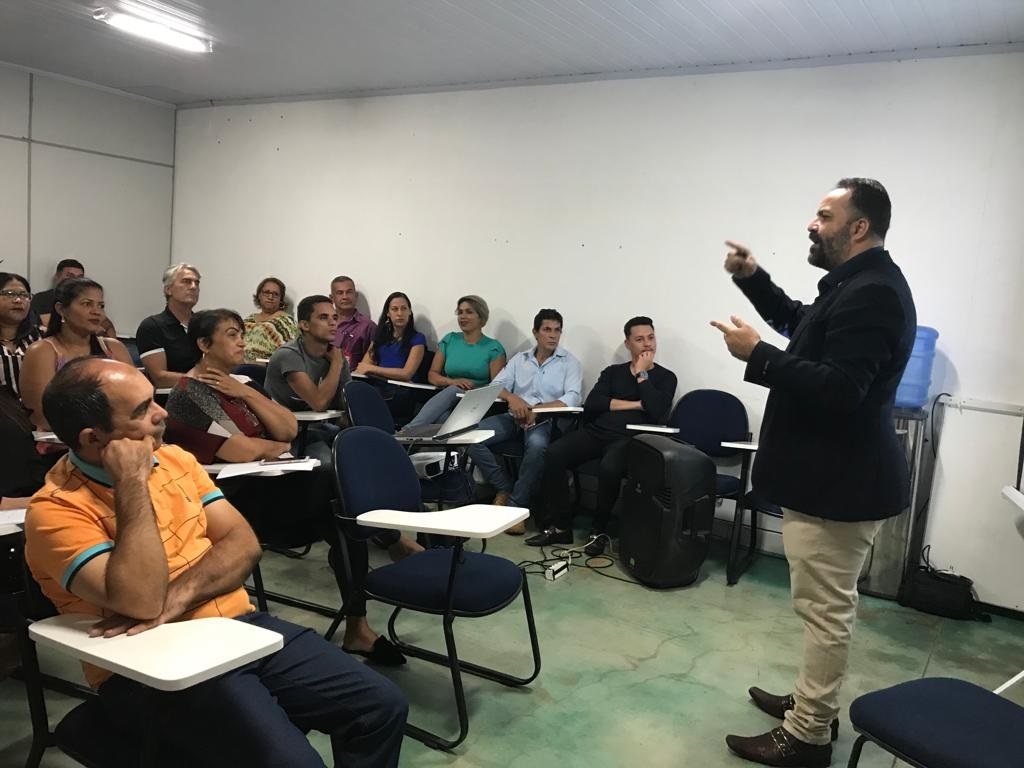 Servidores da Secretaria de Indústria e Comércio participaram de capacitação para melhor atender a população