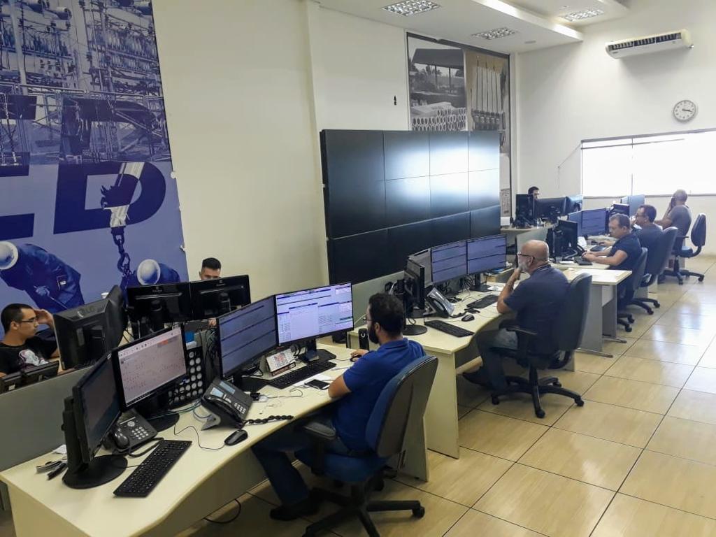 CEB atua com capacidade total para normalizar fornecimento de energia após temporal CEB atua com capacidade total para normalizar fornecimento de energia após temporal