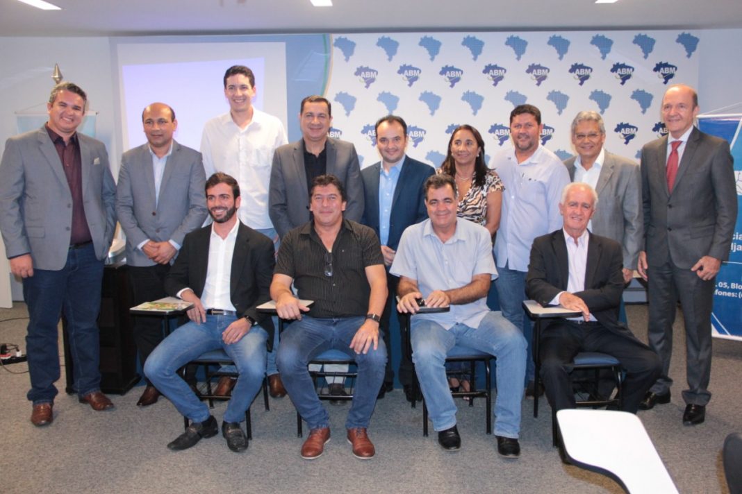 Presidente da AMAB, Hildo do Candango une forças com os prefeitos para promover melhorias no Entorno de Brasília Presidente da AMAB, Hildo do Candango une forças com os prefeitos para promover melhorias no Entorno de Brasília