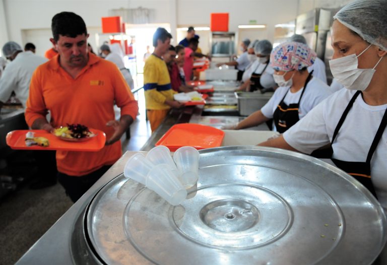 Luciana Carvalho Dias/ “Um real faz muita diferença”