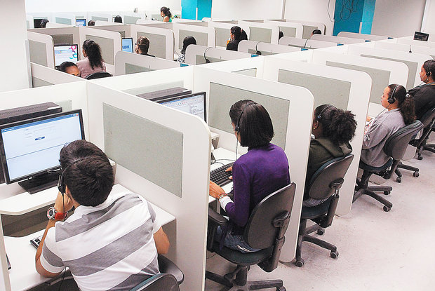 Atendentes de telemarketing relatam assédio e exploração no cotidiano profissional Atendentes de telemarketing relatam assédio e exploração no cotidiano profissional