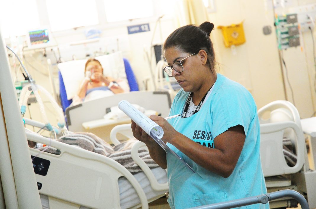 Enfermeiros poderão prescrever medicamentos e solicitar exames Enfermeiros poderão prescrever medicamentos e solicitar exames