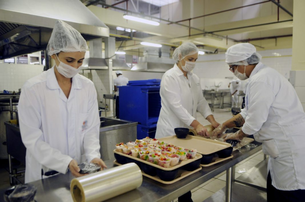 Acompanhantes de internos em UTI terão direito a refeição