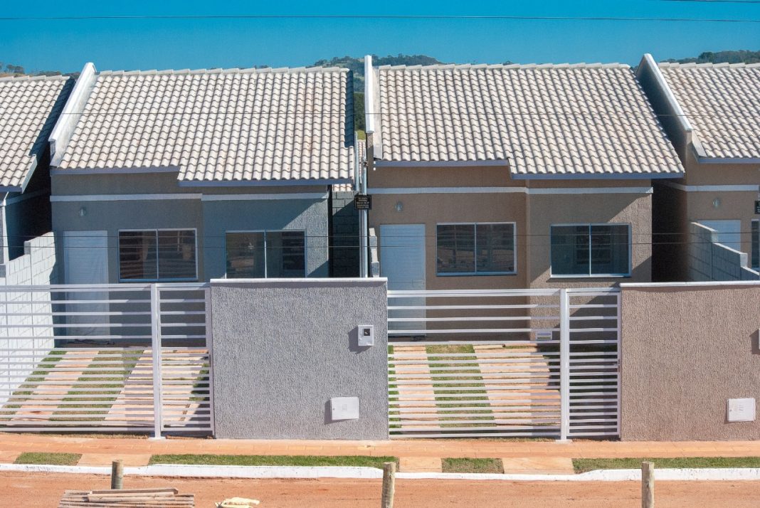 Governo e Caixa entregam 101 moradias em Nova Veneza e 34 em Bonfinópolis