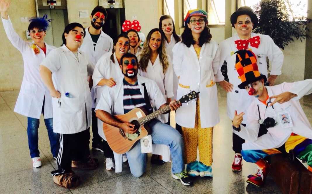 Andarilhos do Riso ajudam pessoas hospitalizadas há mais de 15 anos