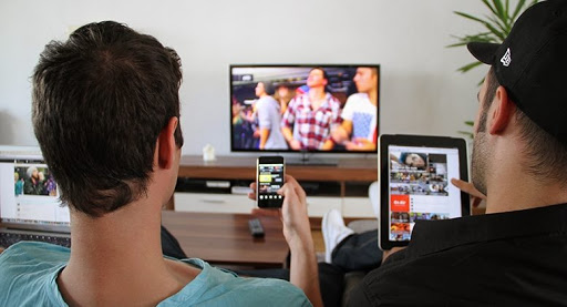 Fique em casa e se distraia. Assista, leia ou estude gratuitamente por aplicativos e sites de entretenimento durante a quarentena