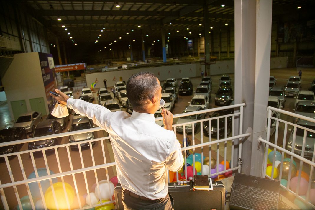 Igreja promove culto solidário em estilo drive-in