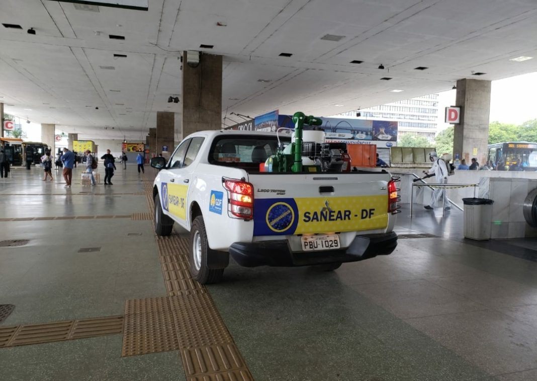 Mutirão de limpeza e desinfecção atua no Plano Piloto