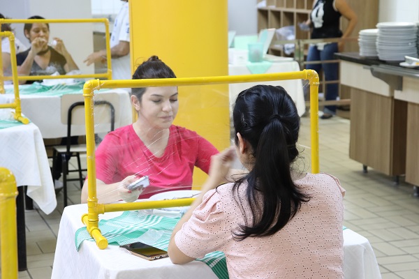 HGG cria divisória para proteger colaboradores durante refeições