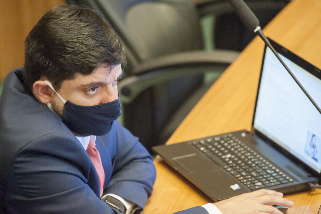 Distritais aprovam benefício emergencial de R$ 1.045 para desempregados