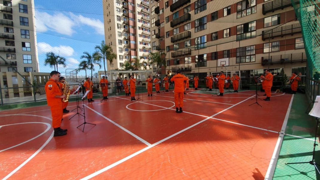 Música por solidariedade: bombeiros arrecadam alimentos em praças e condomínios