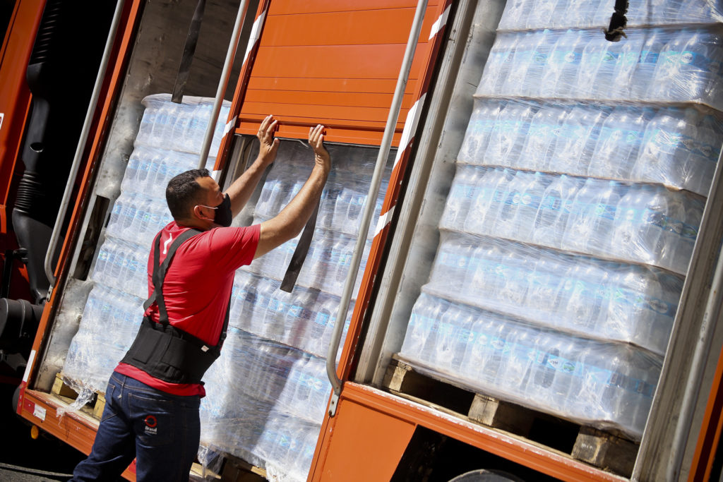 Doação de 24 mil litros de água mineral para a Saúde