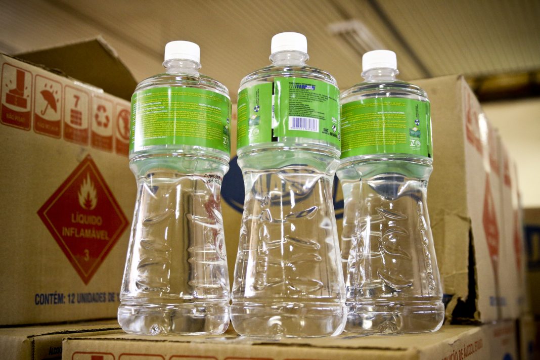 No combate à Covid-19, Saúde adquire 24 mil litros de álcool líquido