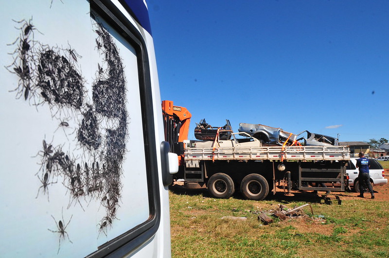 Carcaças de veículos abandonados são recolhidas em São Sebastião