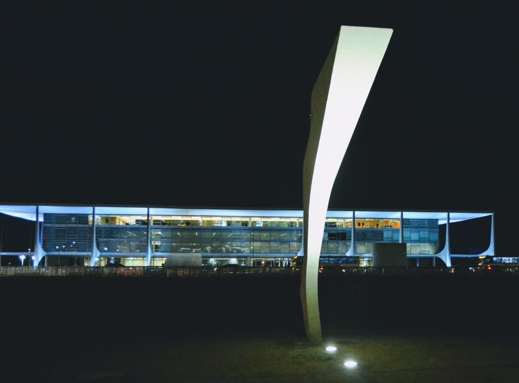 Monumentos da Praça dos Três Poderes iluminados por LED